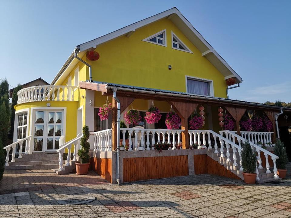 Stars Livezeni Hotel Ivanesti Exterior photo