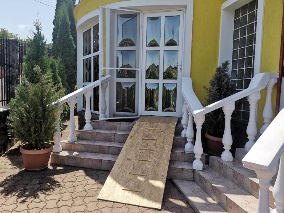 Stars Livezeni Hotel Ivanesti Exterior photo